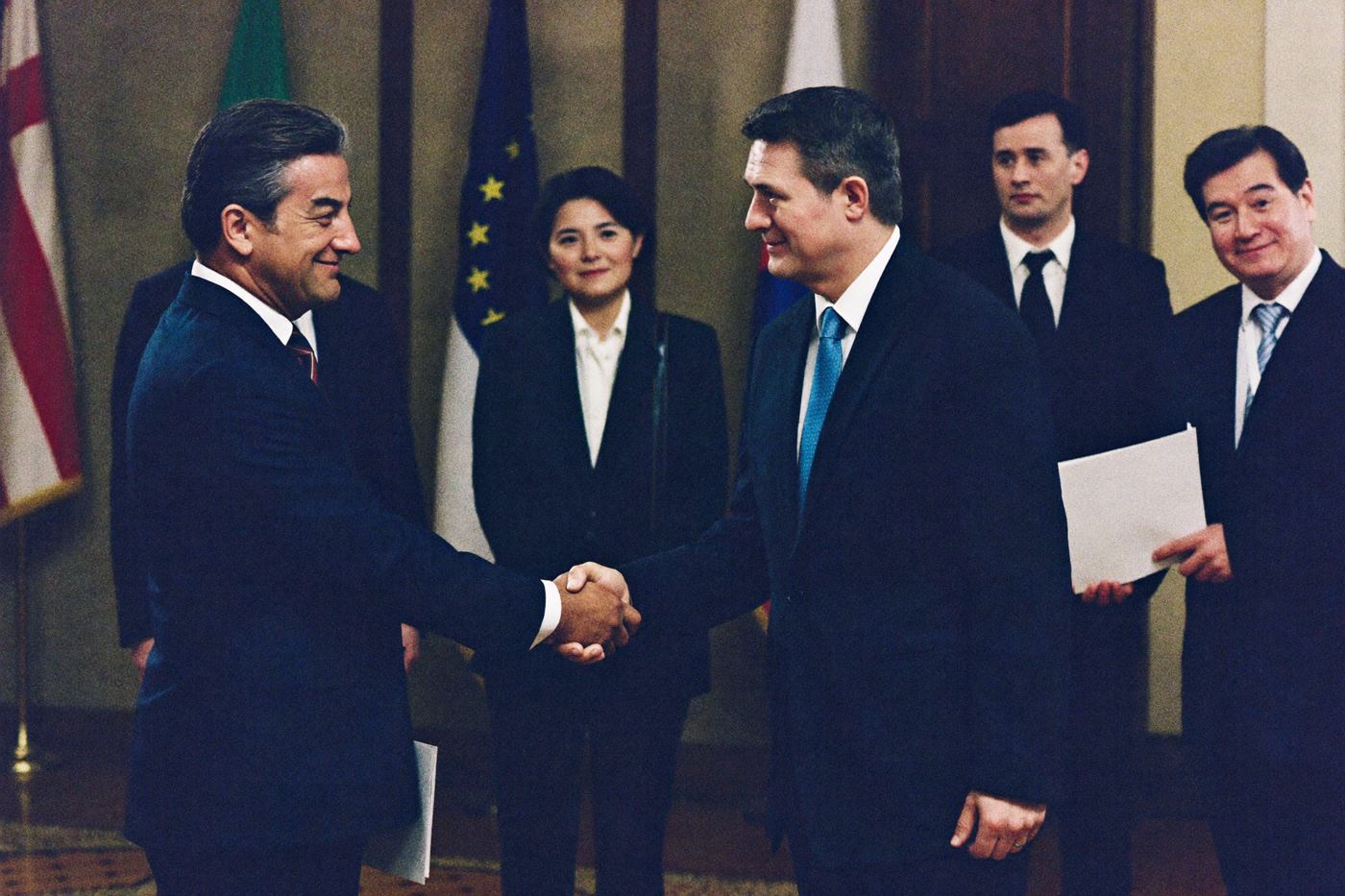 EMBAJADAS Y DIPLOMACIA — espacio libre de celulares 1